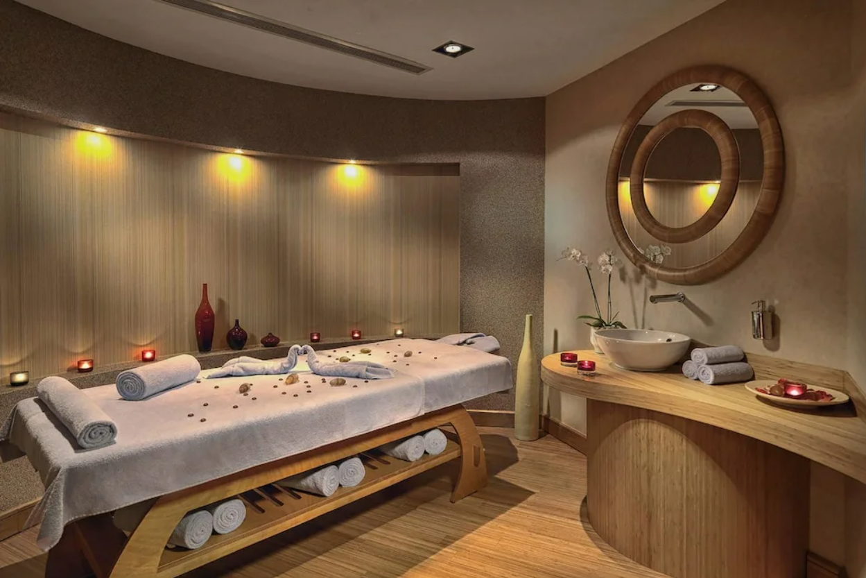 Спа салон отель Марриотт. Истанбул Spa Salon. Комната для массажа. Интерьер массажного кабинета.
