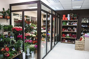Цветочный салон и магазин подарков в гипермаркете